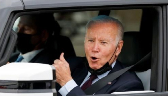 조 바이든 미국 대통령이 지난달 17일(현지시간) 미시간주 디트로이트의 제너럴 모터스(GM) 전기차 조립공장 '팩토리 제로'(Factory ZERO)를 방문해 허머 전기트럭을 시승하고 있다. <연합뉴스>